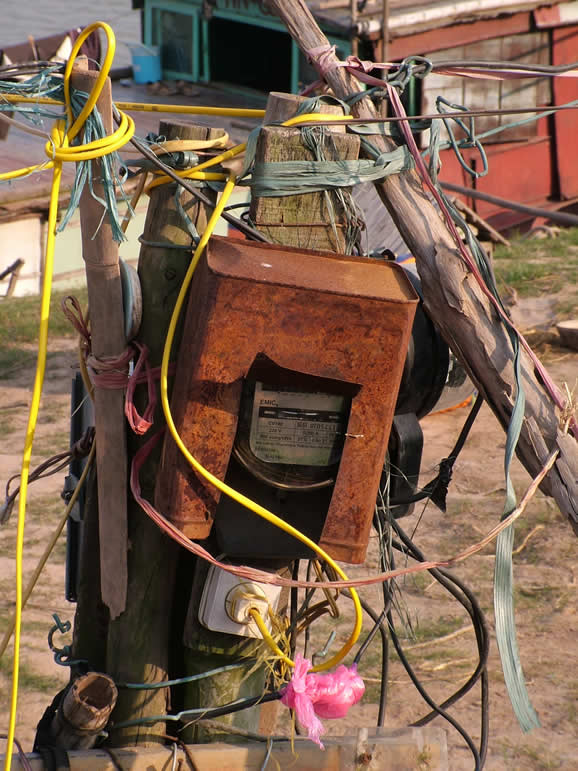 DSCF0083, Hanoi, Power Supply to a boat